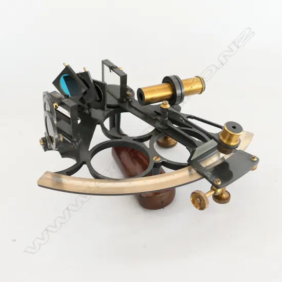 UN-NAMED SEXTANT IN MAHOGANY BOX